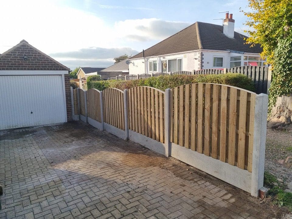 Double sided pailing fencing with Bow